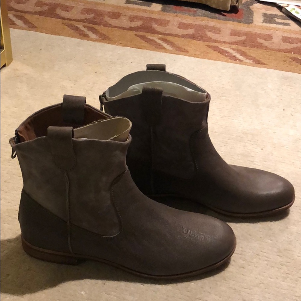 Booties Kork Ease Size 9 Brown New with tag